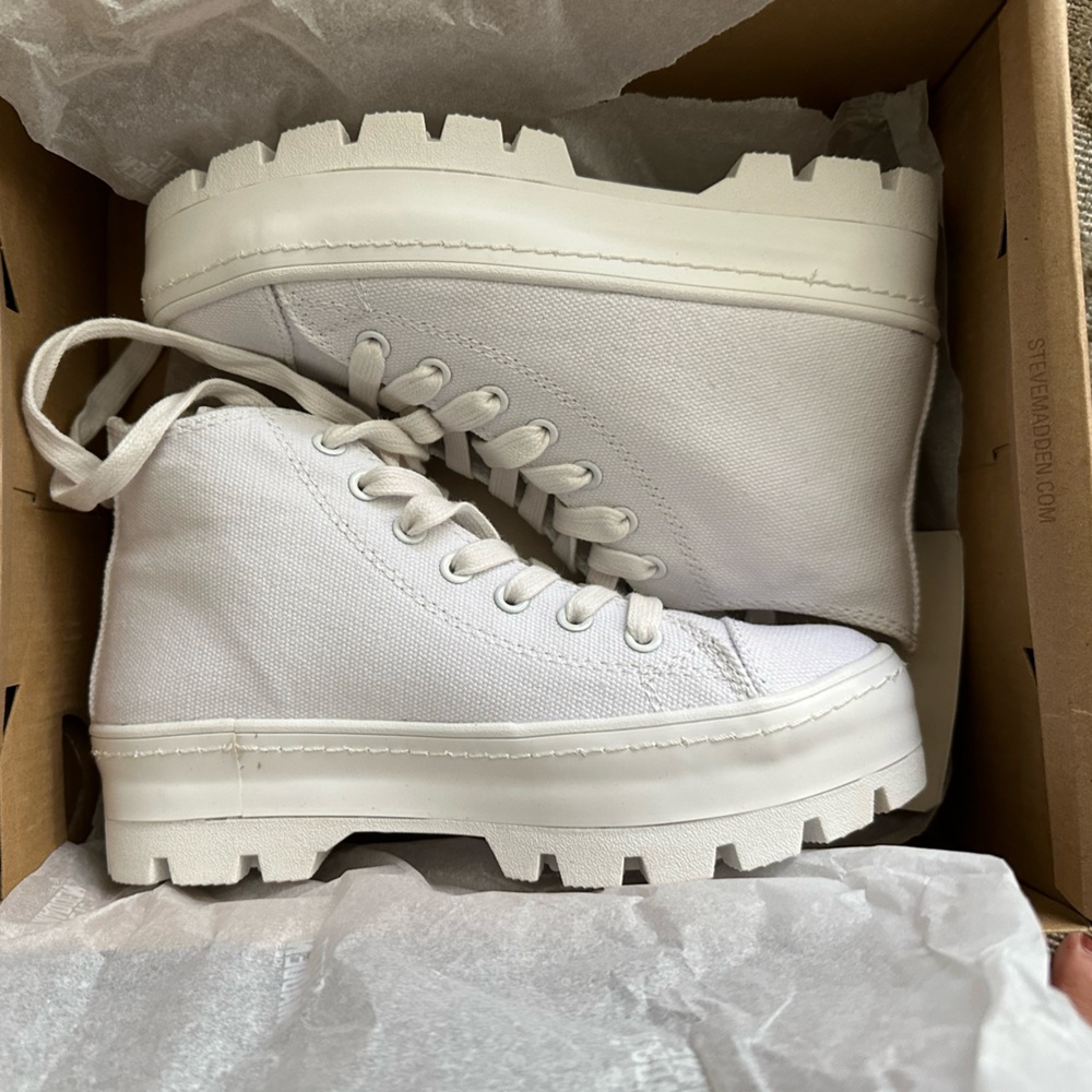 Girls Steve Madden NWT sneakers